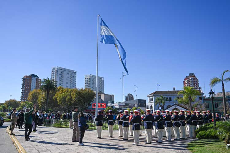 La estación de Tigre fue escenario de un emotivo acto por el Día del Himno Nacional. La Sinfónica del Ejército sorprendió a los vecinos con música y desfile