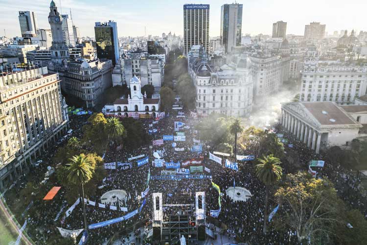 Voces de la Marcha Federal: docentes que cobran $250.000 y el miedo de los estudiantes a un  “futuro pésimo”