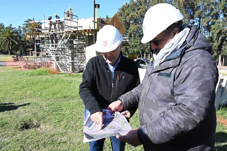 Julio Zamora supervisó la construcción del nuevo puente en Camino Bancalari