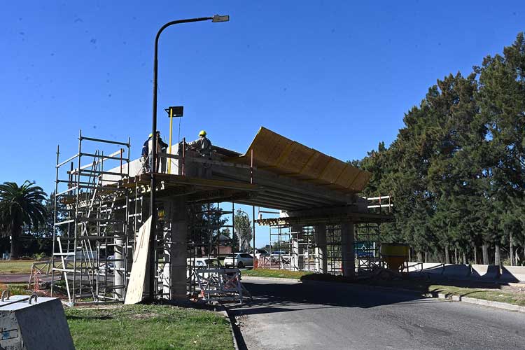 Julio Zamora supervisó la construcción del nuevo puente en Camino Bancalari