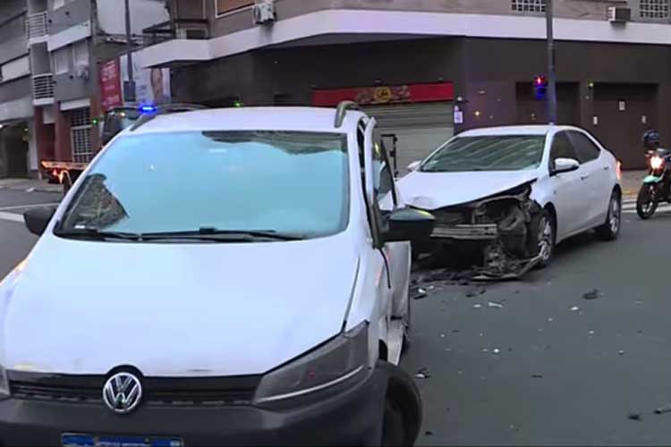Choque en Almagro: dos autos colisionaron en Díaz Vélez y Salguero porque uno habría cruzado en rojo