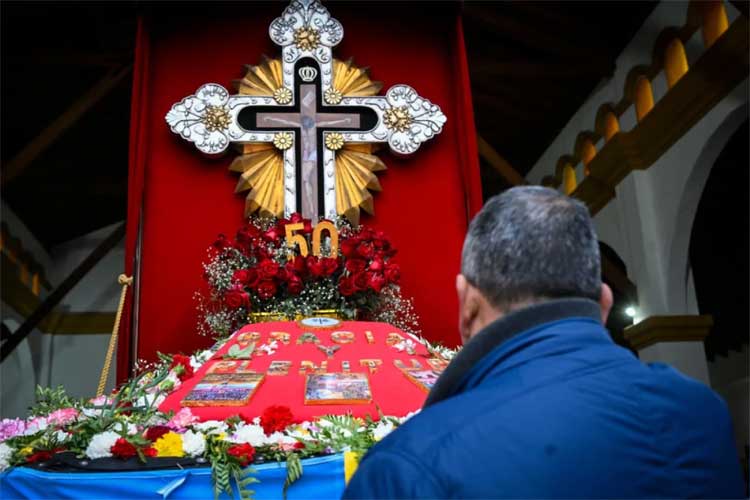 Una multitud celebró las bodas de oro del Señor de los Milagros de Mailín en Malvinas Argentinas