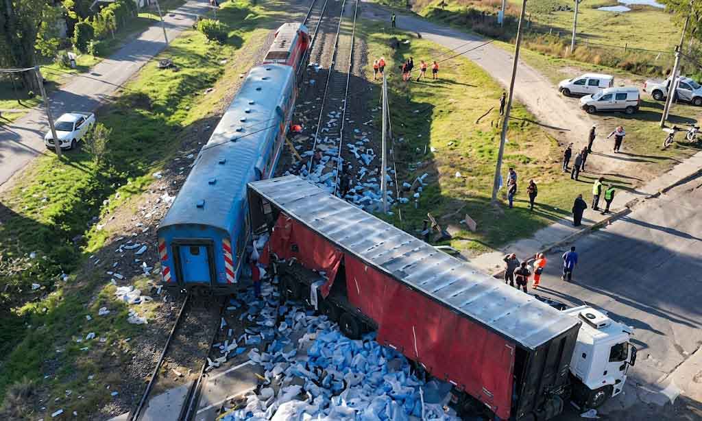Pilar: un tren del San Martín embistió a un camión de bebidas y vecinos intentaron saquear la carga