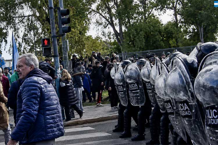 Desalojo y tensión en la General Paz: la policía avanzó con gas pimienta contra una protesta del INTI y pymes en San Martín