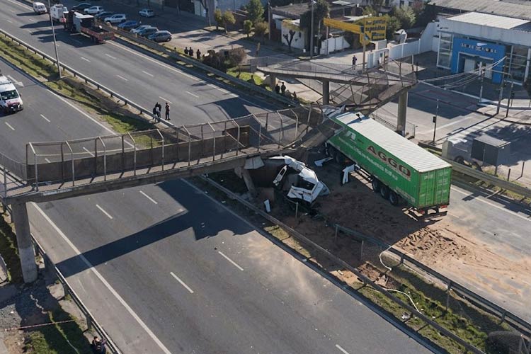 Un camión perdió el control en Panamericana y provocó el colapso parcial de un puente peatonal