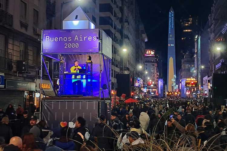 El Obelisco cumplió 90 años con una multitudinaria fiesta en la avenida Corrientes y espectáculos hasta la madrugada