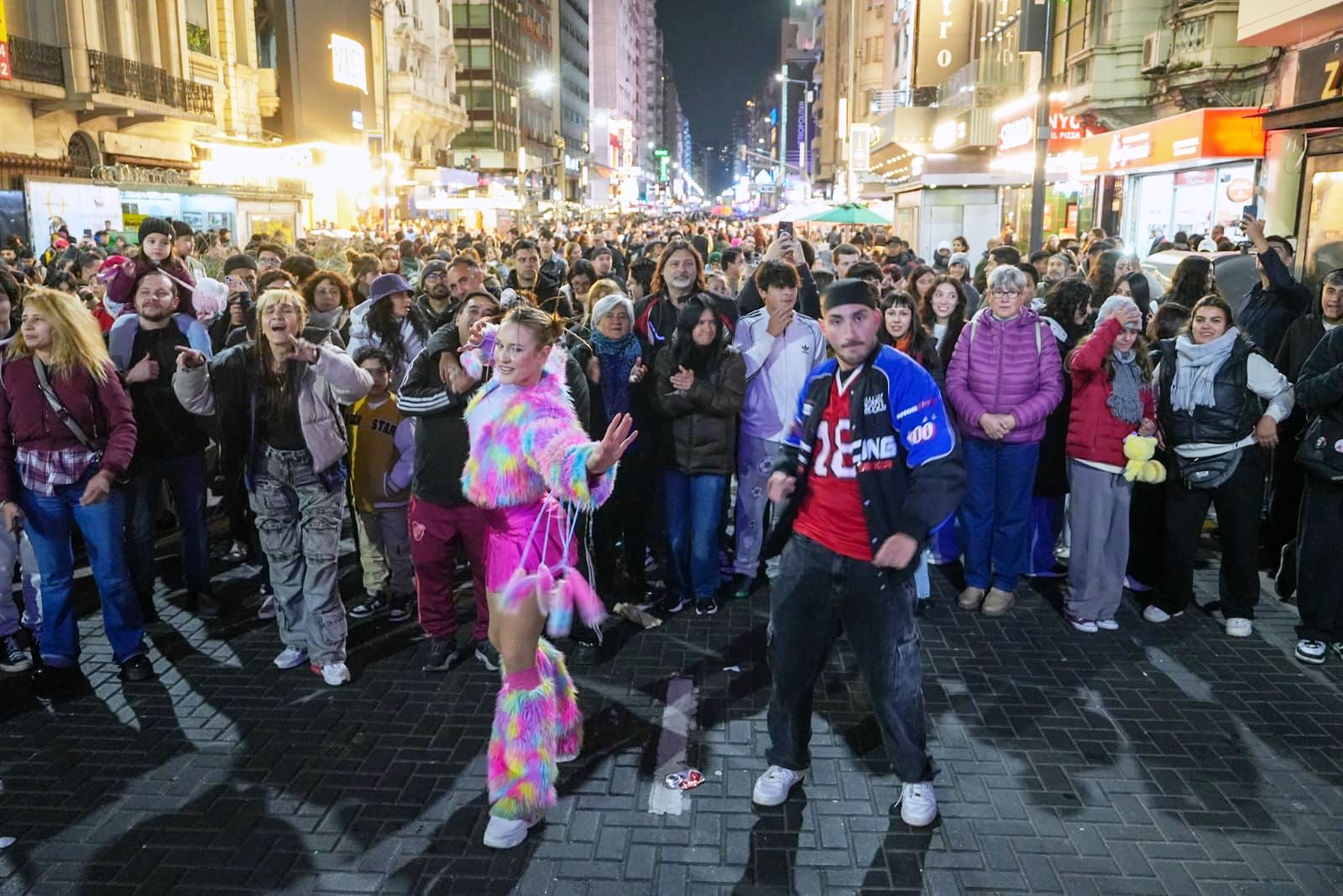 El Obelisco cumplió 90 años con una multitudinaria fiesta en la avenida Corrientes y espectáculos hasta la madrugada