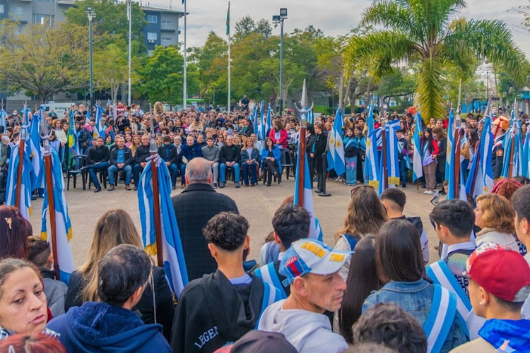 San Fernando celebró el 25 de Mayo con un acto cívico, actividades culturales y shows en vivo encabezados por Juan Andreotti San Fernando celebró el 25 de Mayo con un acto cívico, actividades culturales y shows en vivo encabezados por Juan Andreotti