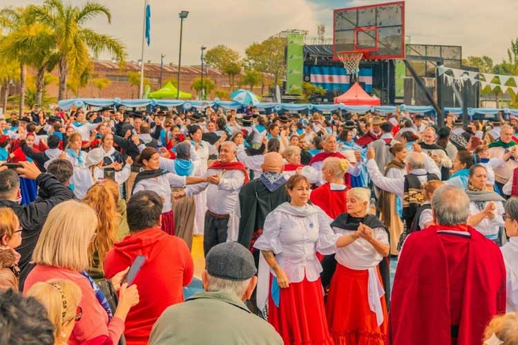 San Fernando celebró el 25 de Mayo con un acto cívico, actividades culturales y shows en vivo encabezados por Juan Andreotti San Fernando celebró el 25 de Mayo con un acto cívico, actividades culturales y shows en vivo encabezados por Juan Andreotti