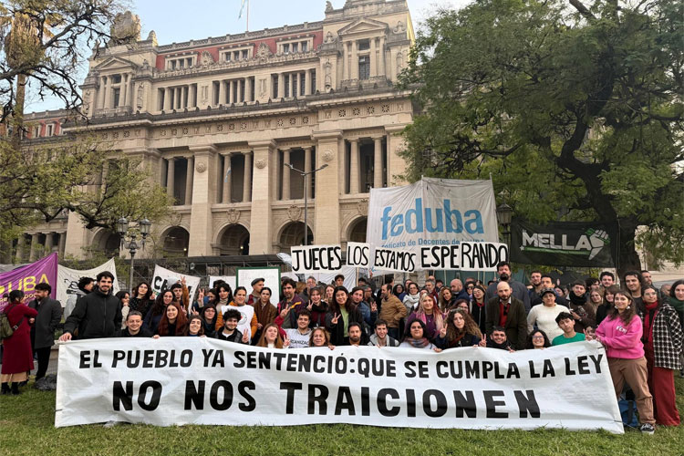 Docentes universitarios realizaron clases públicas frente a los tribunales por la crisis salarial