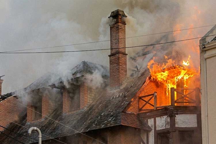 Incendio en Martínez: seis dotaciones de bomberos trabajaron en una vivienda de la calle Pirovano