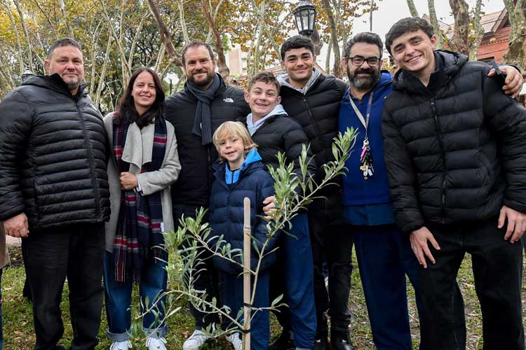 Vicente López planta nuevo olivo en la Plaza Vicente López y Planes como símbolo de paz 