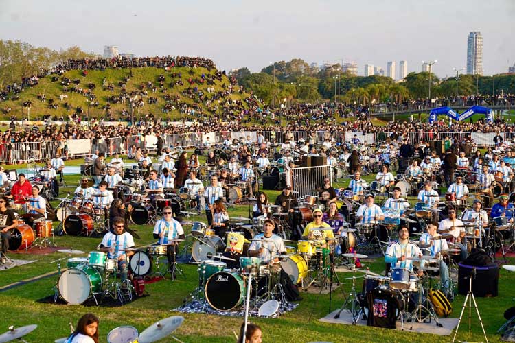 Más de 500 bateristas tocaron juntos en Costanera Norte