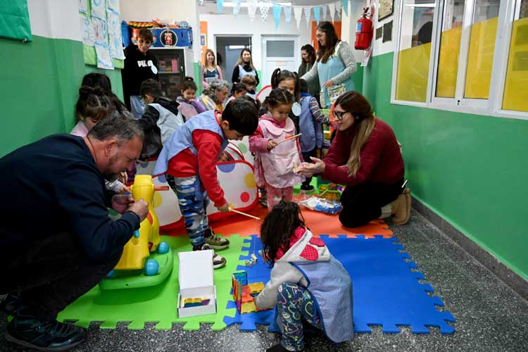 Educación inicial en Tigre: entregaron nuevos kits de material lúdico en un jardín de Villa La Ñata