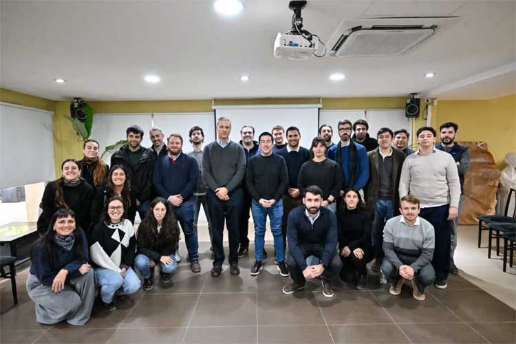 Nardini compartió experiencias de gestión con estudiantes del CIAS durante una recorrida por Malvinas Argentinas Nardini compartió experiencias de gestión con estudiantes del CIAS durante una recorrida por Malvinas Argentinas