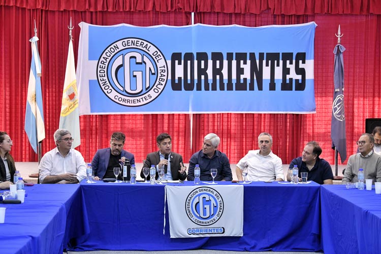 Axel Kicillof se reunió con intendentes y gremios en Corrientes y cuestionó el modelo económico de Milei