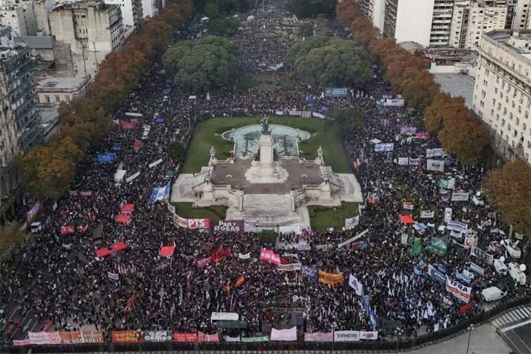 Masiva marcha de Ni Una Menos en el Congreso por Agostina Vega