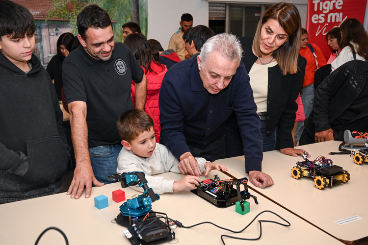 Tigre inauguró un nuevo espacio de la Escuela Municipal de Tecnología y Robótica en la Biblioteca Sarmiento