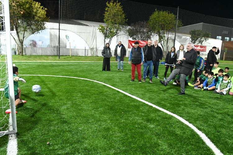 Julio Zamora destacó la inversión municipal en deporte al inaugurar nuevas canchas en Ricardo Rojas