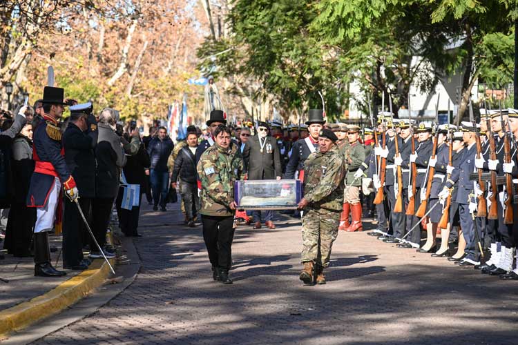 Tigre recordó a los héroes de Malvinas con un emotivo acto junto al Río Luján Tigre recordó a los héroes de Malvinas con un emotivo acto junto al Río Luján