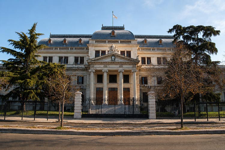 “Se legaliza la ilegalidad”: el duro cuestionamiento de los martilleros bonaerenses a un proyecto de La Libertad Avanza