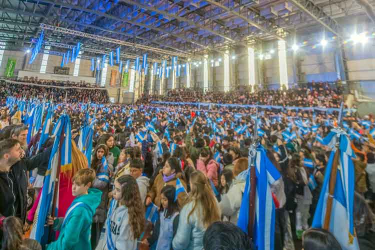 Juan Andreotti encabezó la promesa a la Bandera en San Fernando ante más de 2.500 alumnos Juan Andreotti encabezó la promesa a la Bandera en San Fernando ante más de 2.500 alumnos