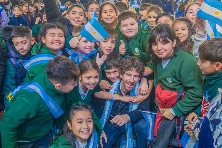 Juan Andreotti encabezó la promesa a la Bandera en San Fernando ante más de 2.500 alumnos Juan Andreotti encabezó la promesa a la Bandera en San Fernando ante más de 2.500 alumnos