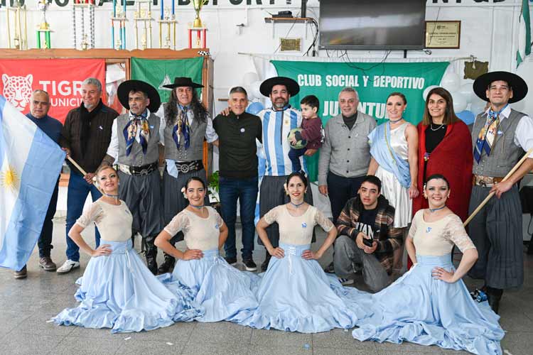 Julio Zamora celebró el Día de la Bandera en el Club Juventud y destacó los valores de solidaridad, respeto y diálogo