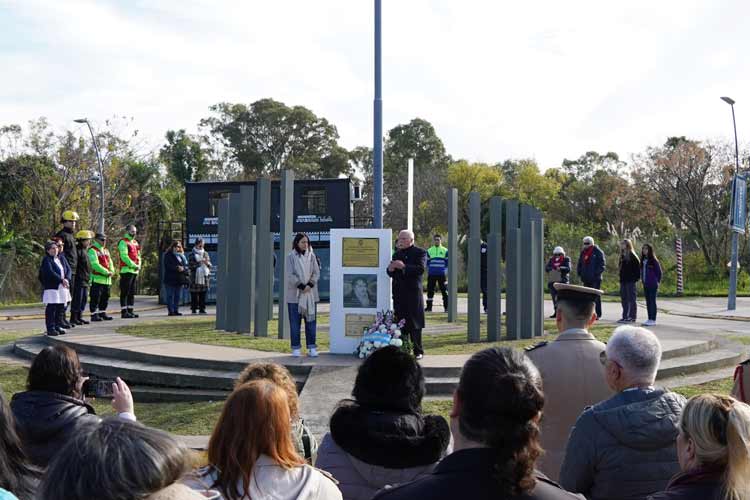 Vicente López conmemoró el Día de la Bandera con un homenaje a Manuel Belgrano en el Paseo de la Costa