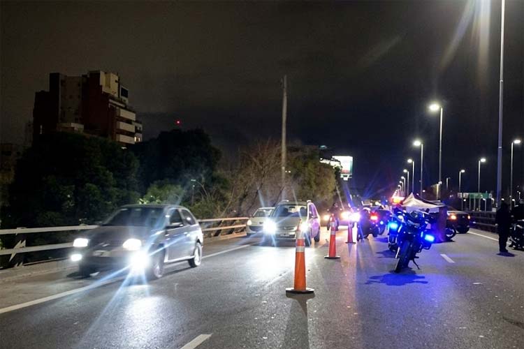Autopista 9 de Julio Sur: un presunto motochorro murió tras un tiroteo durante un intento de robo
