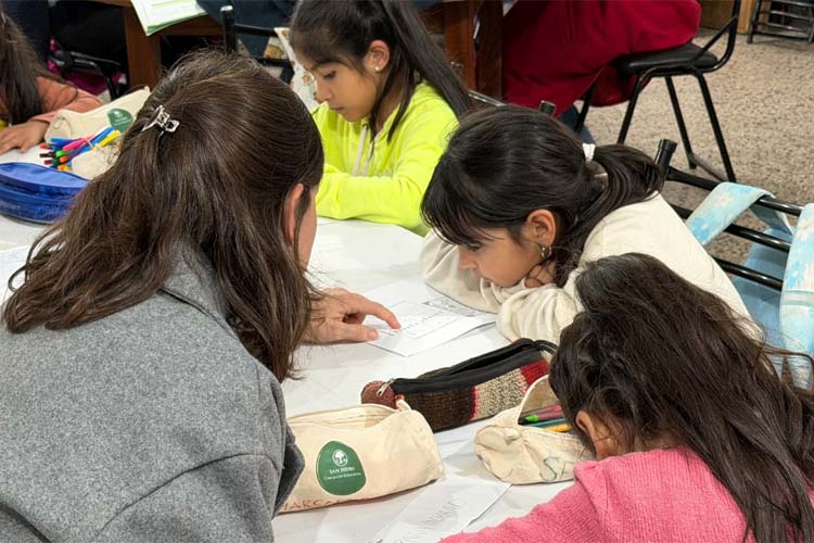 San Isidro amplía el apoyo escolar gratuito para alumnos de primaria en barrios vulnerables