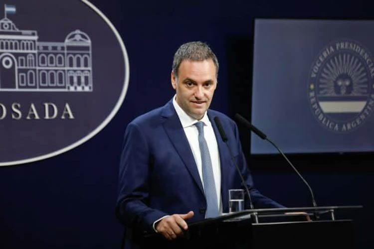 La dura carta de despedida de Manuel Adorni: denunció una campaña de desprestigio y explicó por qué dejó el Gobierno