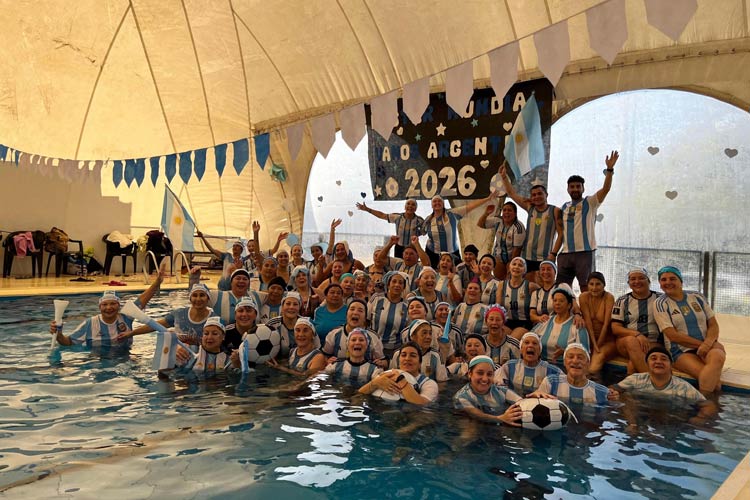 Con espíritu mundialista, más de 100 vecinos participaron de una jornada especial de aquagym en Tigre