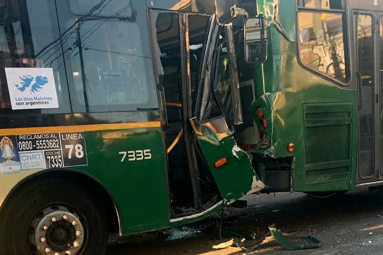 Choque entre colectivos en San Martín: investigan si una distracción con el celular provocó el accidente