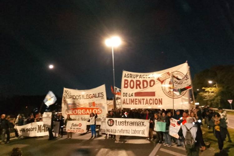 Trabajadores de Fate cortan Panamericana y reclaman la reapertura de la fábrica