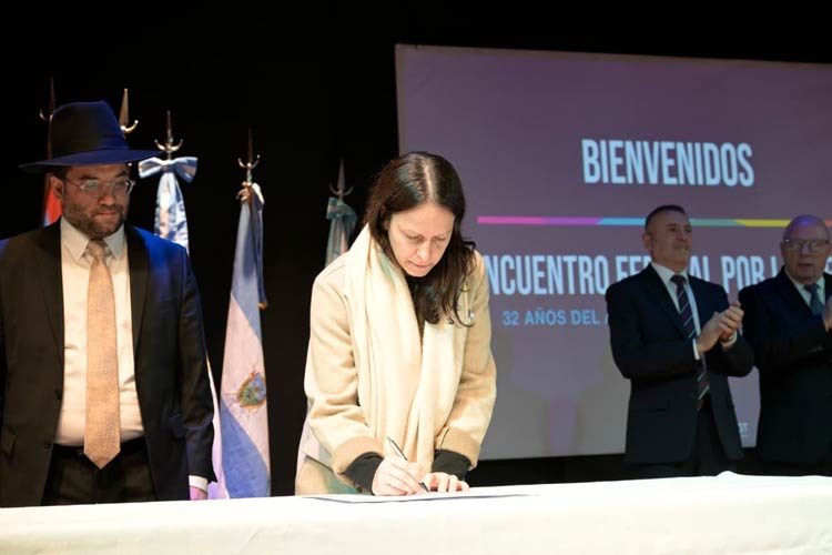 Soledad Martínez firmó en la AMIA un compromiso por la memoria y el reclamo de justicia a 32 años del atentado