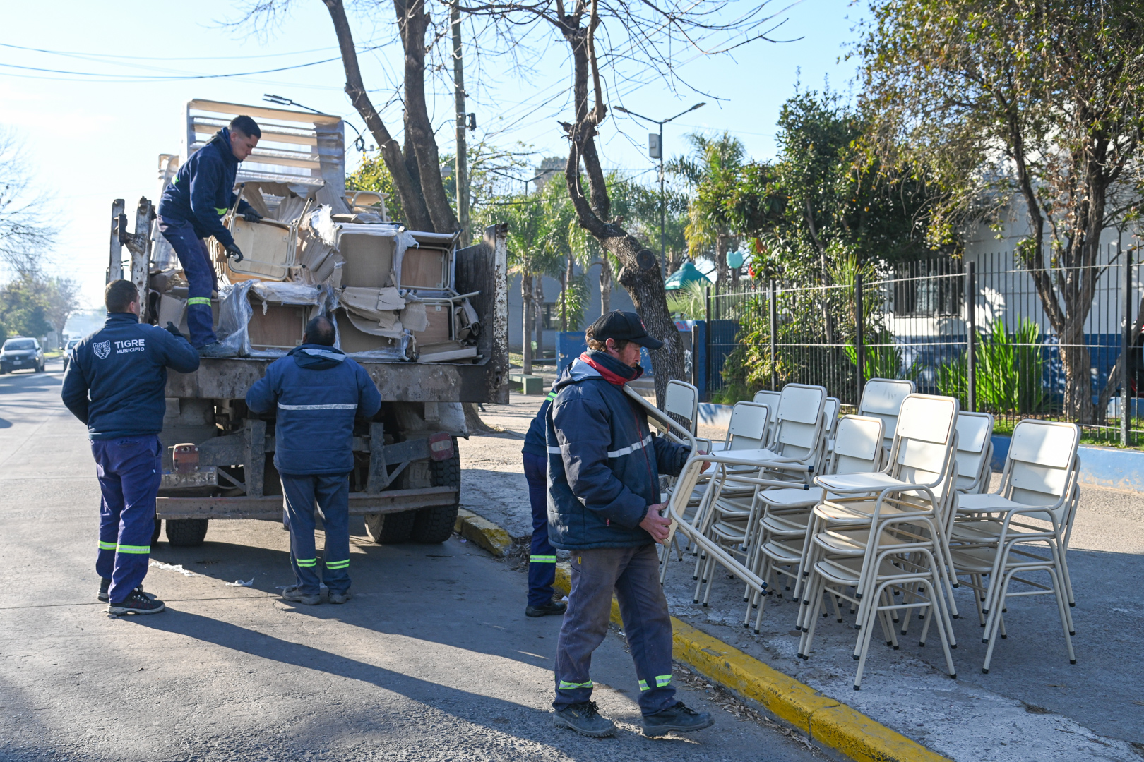 Dos escuelas de Tigre recibieron nuevos bancos, sillas y mejoras para estudiantes y docentes. Dos escuelas de Tigre recibieron nuevos bancos, sillas y mejoras para estudiantes y docentes.