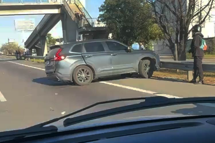 Panamericana: un auto dio marcha atrás en plena autopista, provocó un violento choque y dejó dos heridos