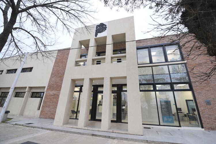 Axel Kicillof inauguró la nueva Casa de la Provincia en Pellegrini y entregó viviendas para policías