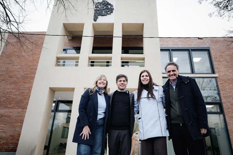 Axel Kicillof inauguró la nueva Casa de la Provincia en Pellegrini y entregó viviendas para policías