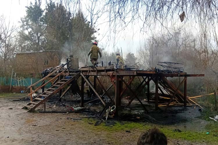 Voraz incendio destruyó una vivienda en el arroyo Otamendi y una familia necesita ayuda urgente