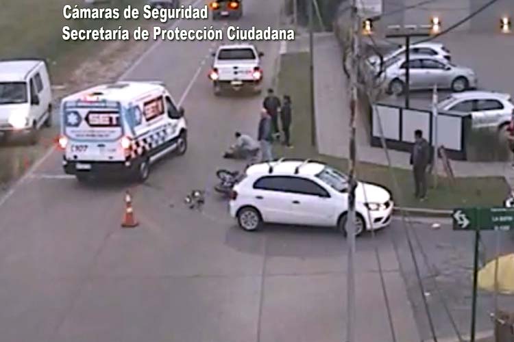 Benavídez: un auto realizó una maniobra imprudente y chocó de frente contra una moto