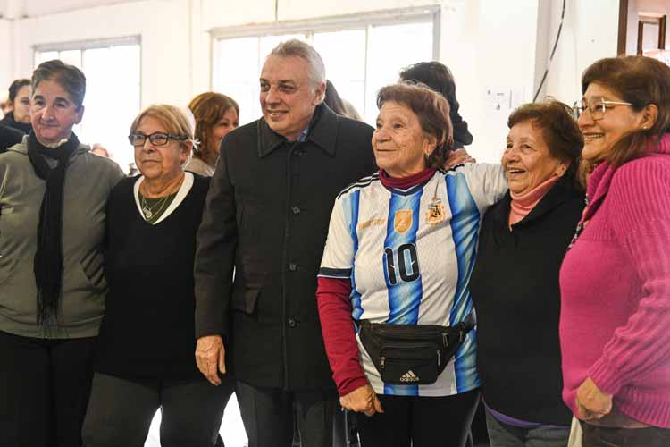 Tigre renovó el Polideportivo de la Tercera Edad y celebró el Día de la Independencia junto a más de 100 adultos mayores