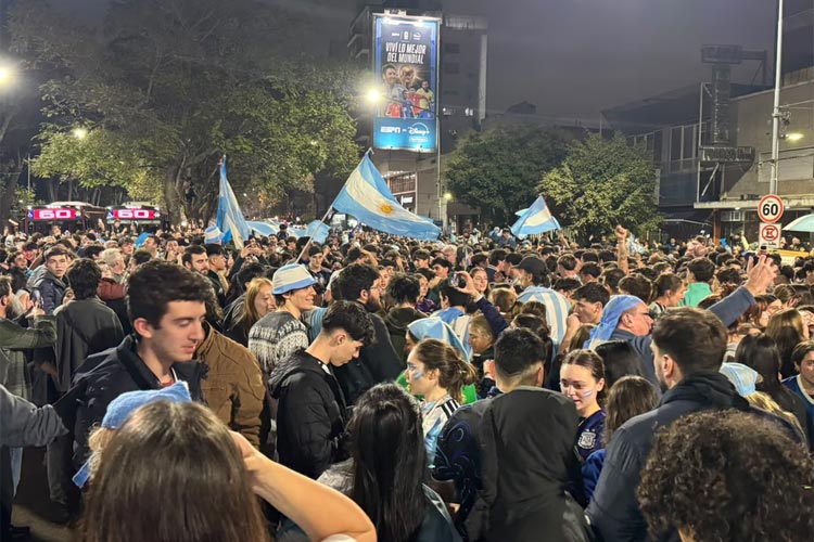 La locura por Argentina llegó a Olivos: colectivos detenidos e hinchas sobre los techos en un festejo multitudinario