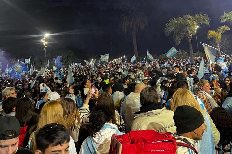 Miles de vecinos coparon el centro de Tigre para festejar la clasificación de Argentina a la final