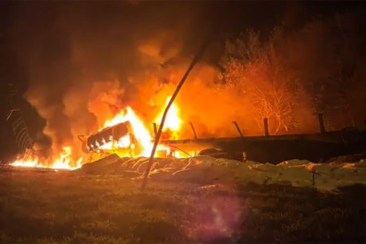 Puente Zárate-Brazo Largo: un camión cayó del puente Urquiza, se incendió y murió el chofer
