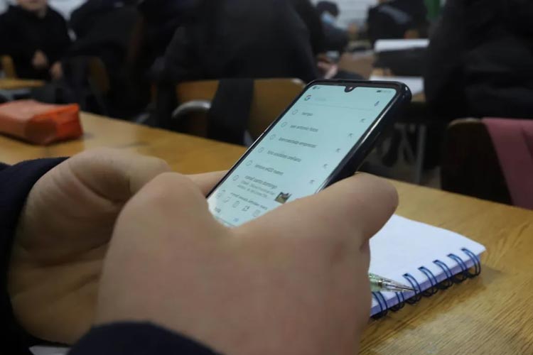 Cada vez más colegios secundarios restringen el uso del celular en las aulas
