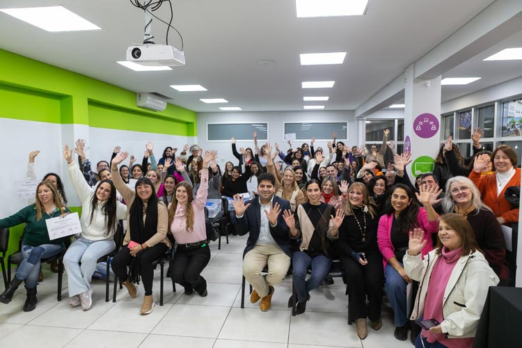 Vicente López capacitó a más de 80 docentes en educación STEM y entregó kits para escuelas