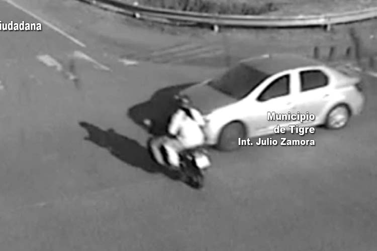 Choque entre una moto y un auto en Benavídez: una mujer fue trasladada al HDI tras el impacto