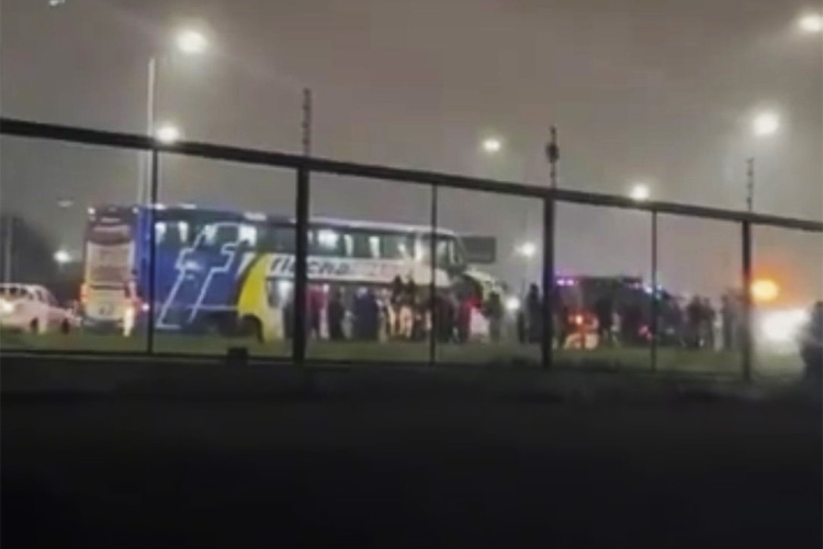 Balearon los micros de los hinchas de Tigre tras la goleada en Montevideo: hay un herido